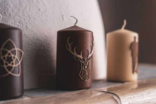 Décoration de bougies avec autocollants en bois